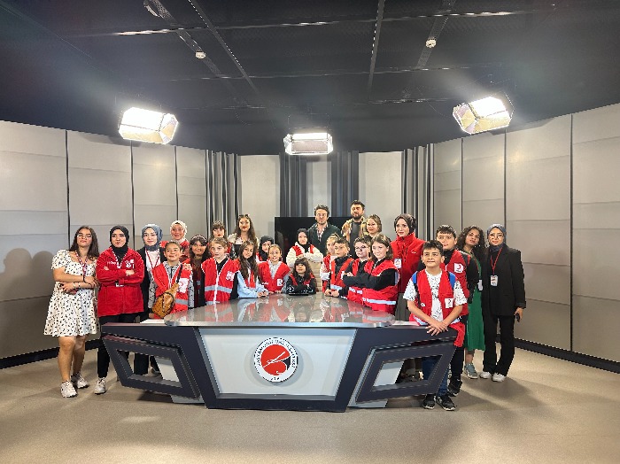 Kuzeykent İlkokulu Öğrencileri ve Kızılay Gönüllüleri Fakültemiz Stüdyolarını Ziyaret Etti