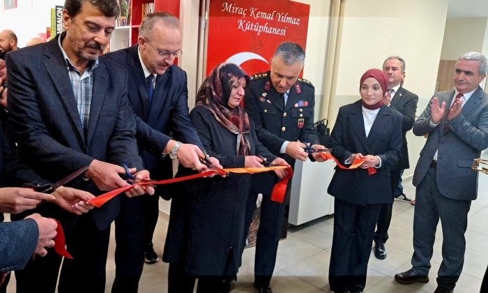 Fakültemiz Öğrencilerinin Çabalarıyla Şehit Jandarma Uzman Onbaşı Miraç Kemal Yılmaz’ın Anısına Kütüphane Açıldı