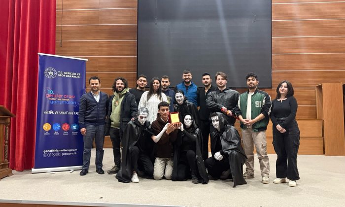 Kastamonu Üniversitesi Tiyatro Topluluğu Ödüle Doymuyor